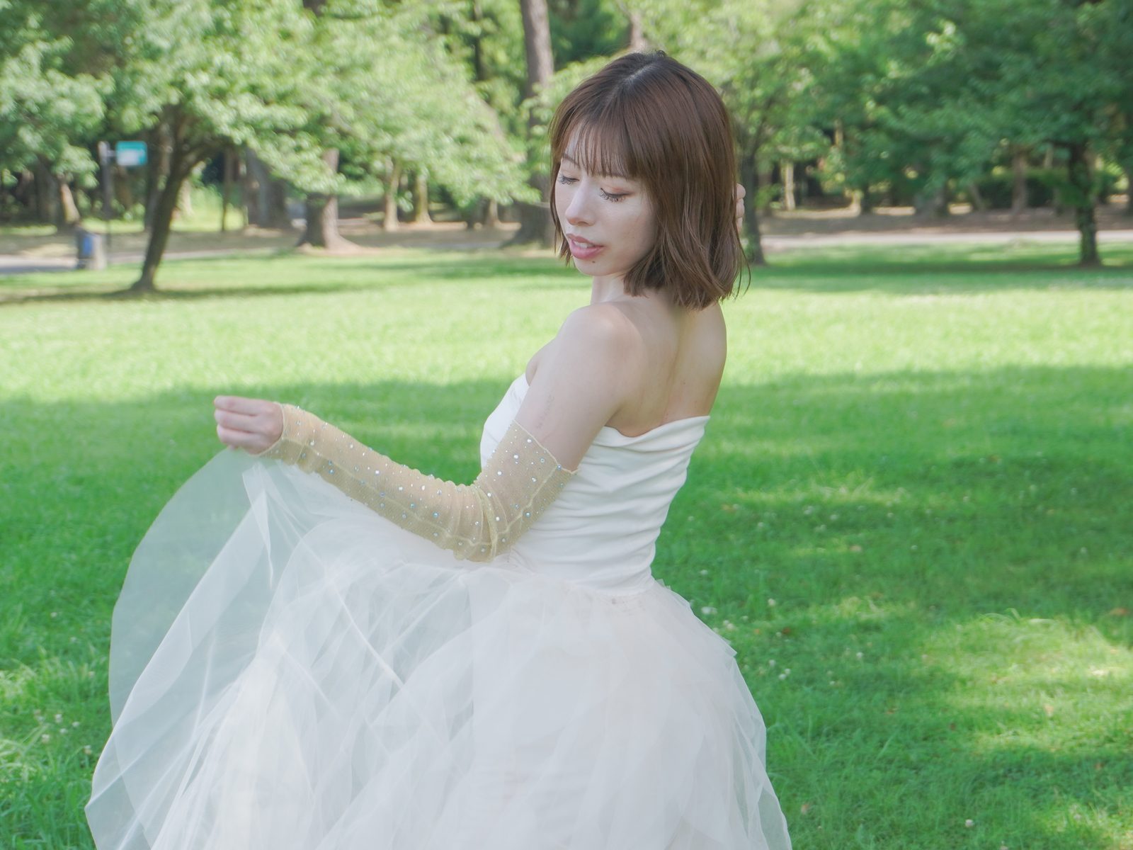 名古屋の公園でのロケーション撮影。ドレス姿の女性が振り返る前撮り・フォトウェディングの一枚